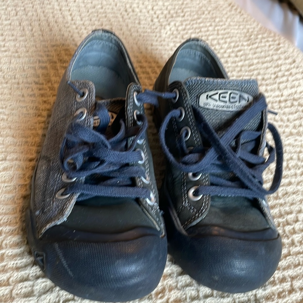 Size 8 Keen Elsa shoes. Navy blue.